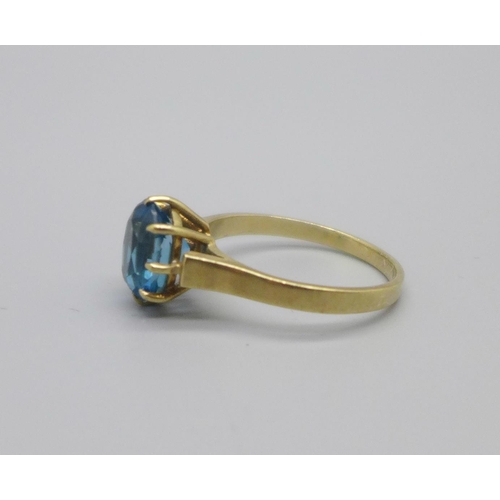 1052 - A 9ct gold and blue topaz ring, 2.8g, O