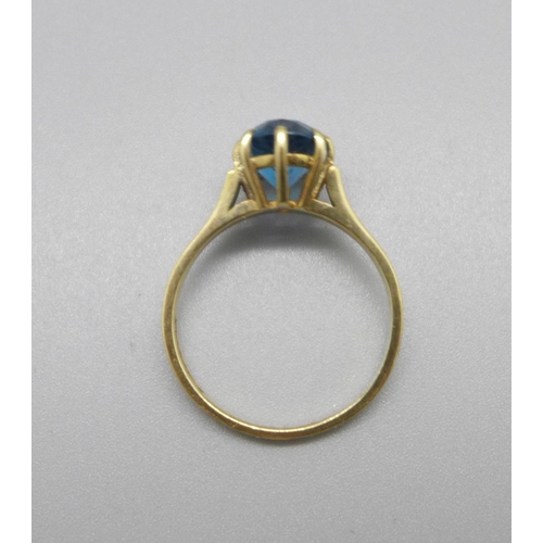 1052 - A 9ct gold and blue topaz ring, 2.8g, O