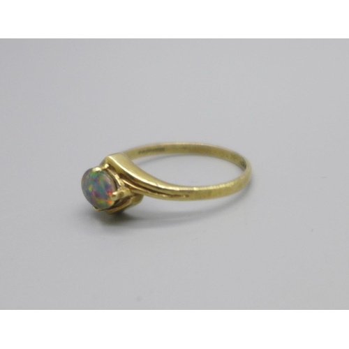 1057 - A 9ct gold ring set with triplet opal, 1.6g, Q