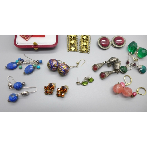 1058 - Assorted vintage earrings including silver mounted