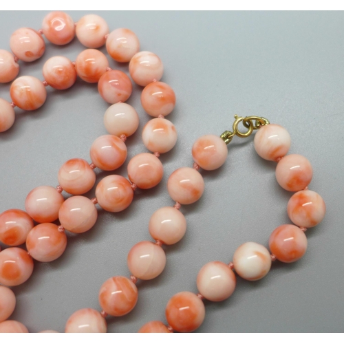 1064 - A coral bead necklace on 9ct gold clasp