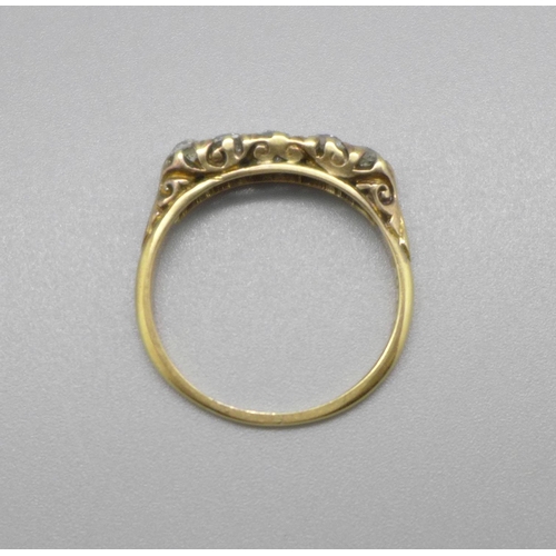 1066 - A Victorian yellow metal five stone diamond ring, 2.6g, O