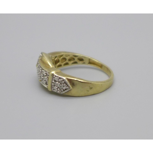 1072 - A silver gilt buckle ring, 2.6g, O