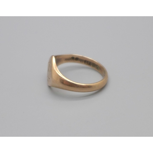 1073 - A 9ct rose gold ring, with engraved initials, 4.2g, O