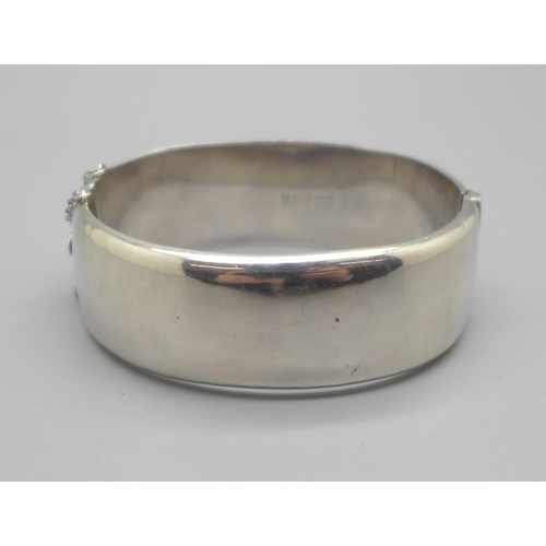 1082 - A silver bangle, 31.2g