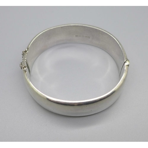 1082 - A silver bangle, 31.2g