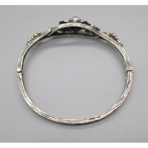 1084 - An Arts and Crafts silver and hematite bangle, Shipton & Co Birmingham, 19.6g