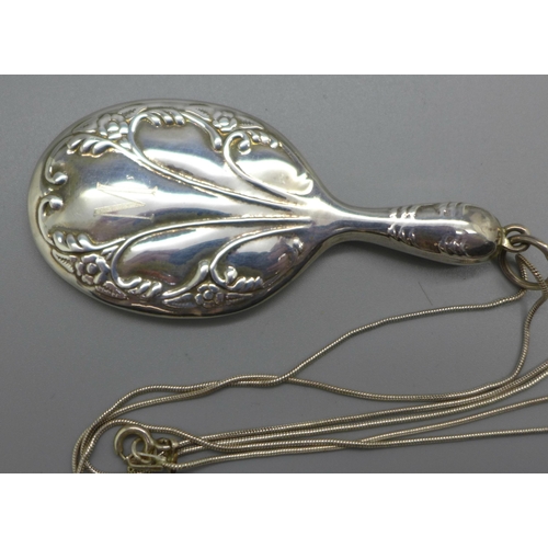 1085 - A 925 silver pendant in the form of a hand mirror on a silver chain