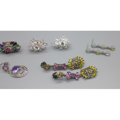 1090 - An assortment of silver and white metal jewellery set with coloured stones