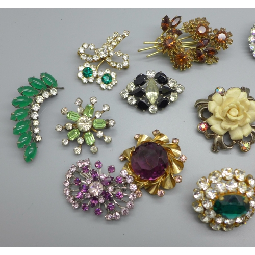 1093 - Assorted vintage costume brooches