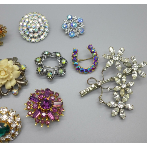 1093 - Assorted vintage costume brooches