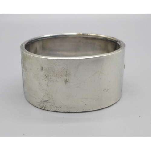 1094 - A white metal bangle in the form of a buckle, 47.3g