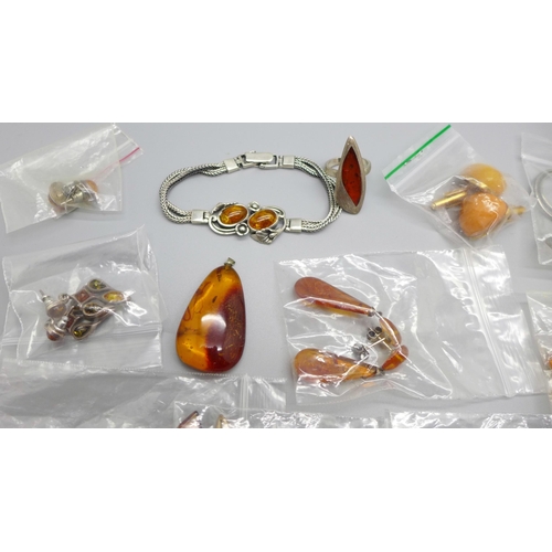 1105 - Silver and amber set jewellery and a pair of cufflinks