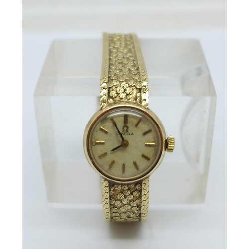 1109 - A lady's 9ct gold Omega wristwatch, 18.3g with movement