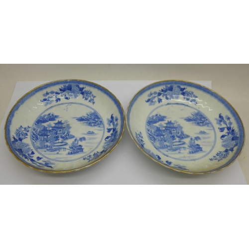 633 - A pair of blue and white Willow pattern dishes, 14cm