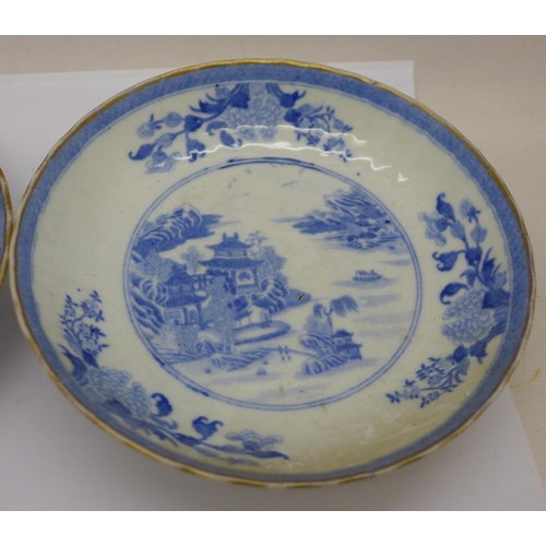 633 - A pair of blue and white Willow pattern dishes, 14cm