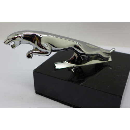 634 - A chrome Jaguar mascot mounted on a marble plinth