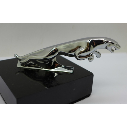 634 - A chrome Jaguar mascot mounted on a marble plinth