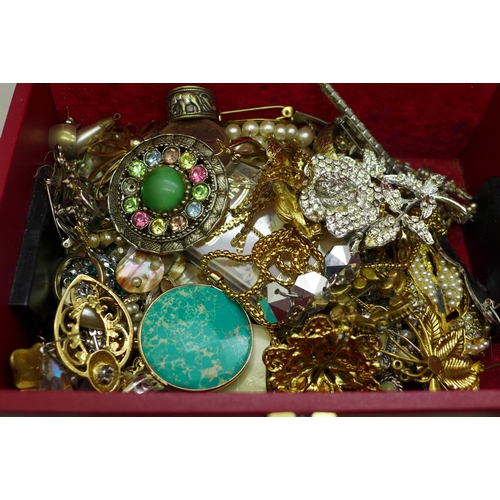 654 - Costume jewellery in jewellery box