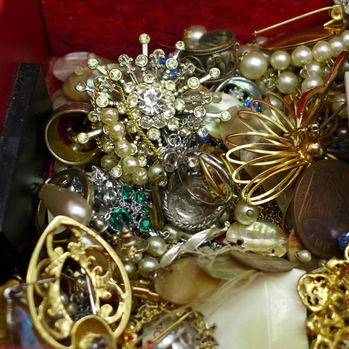 654 - Costume jewellery in jewellery box