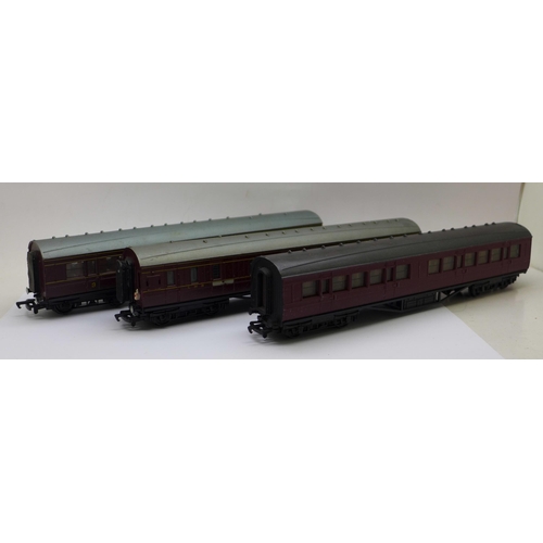 655 - Four Mainline model railway carriages