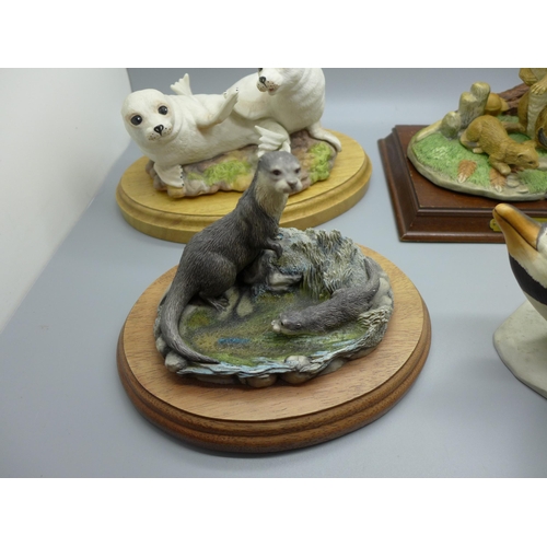 687 - Four animal figure groups including Border Fine Arts otter and Franklin Mint penguin