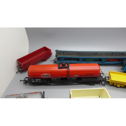 719 - Fifteen mostly Hornby OO model railway wagons