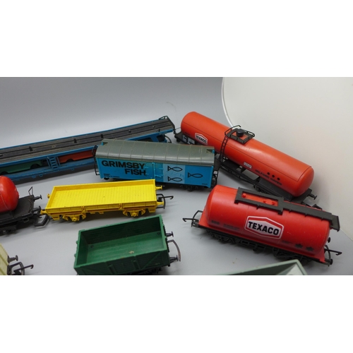 719 - Fifteen mostly Hornby OO model railway wagons