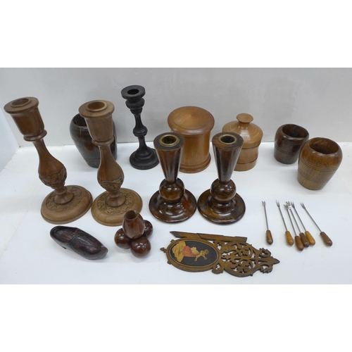 729 - A collection of treen