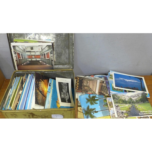 781 - A collection of postcards