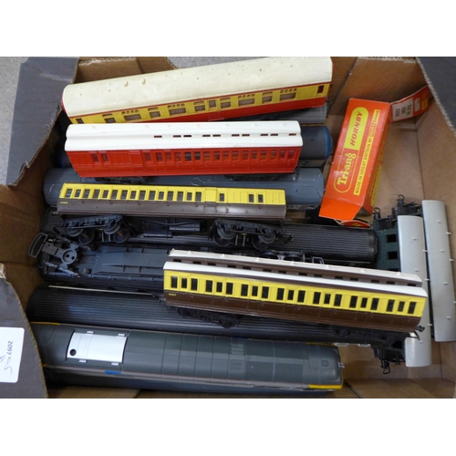 787 - Ten OO model railway coaches and parts