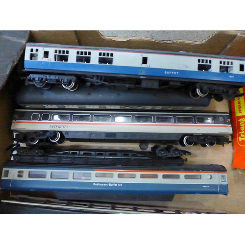 787 - Ten OO model railway coaches and parts