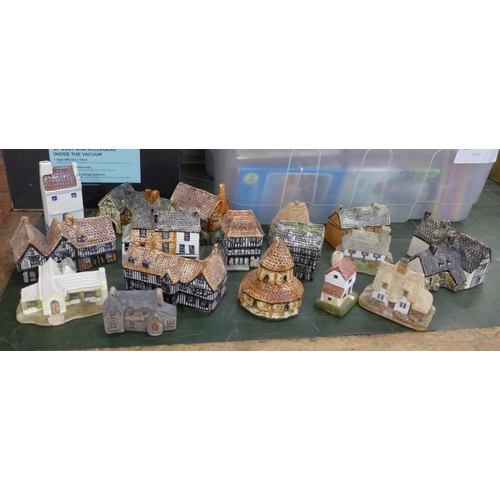 807 - A collection of model cottages including Tey Pottery, two Lilliput and one David Winter