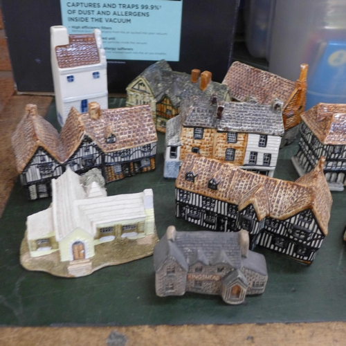 807 - A collection of model cottages including Tey Pottery, two Lilliput and one David Winter