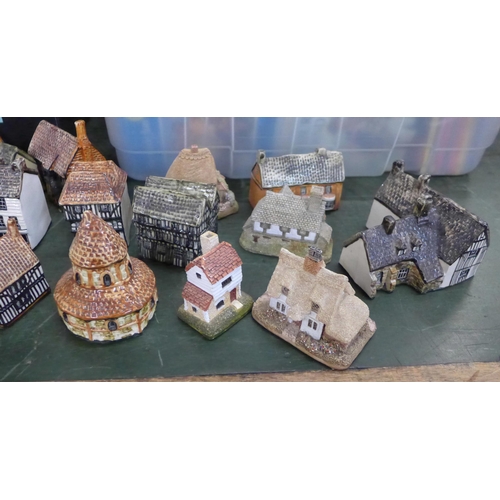 807 - A collection of model cottages including Tey Pottery, two Lilliput and one David Winter