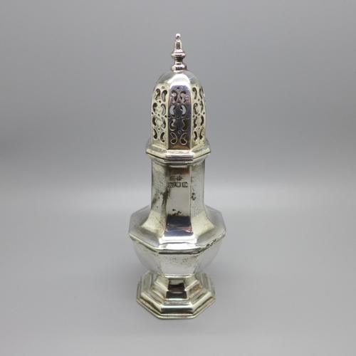 856 - A silver sugar castor, London 1910, 136g