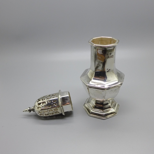 856 - A silver sugar castor, London 1910, 136g