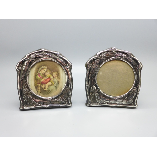 864 - A pair of Art Nouveau silver photograph frames, Birmingham 1905, height 9.5cm