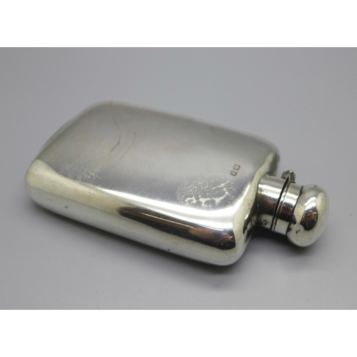 866 - A silver spirit flask, Chester 1900, 115g