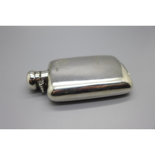 866 - A silver spirit flask, Chester 1900, 115g