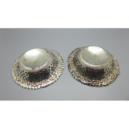 868 - A pair of embossed and pierced silver dishes, Chester 1900, 68g, 118mm diameter