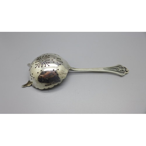 869 - A silver tea strainer, 47g