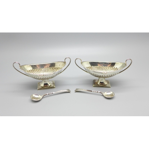 878 - A pair of silver salts with matching spoons, Sheffield 1900, 75g