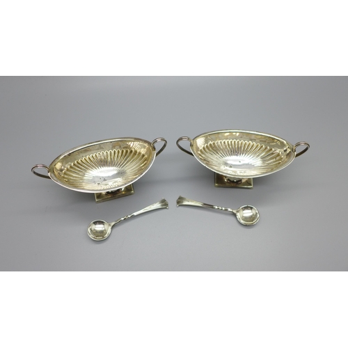 878 - A pair of silver salts with matching spoons, Sheffield 1900, 75g