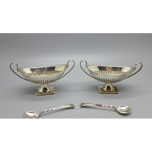 878 - A pair of silver salts with matching spoons, Sheffield 1900, 75g