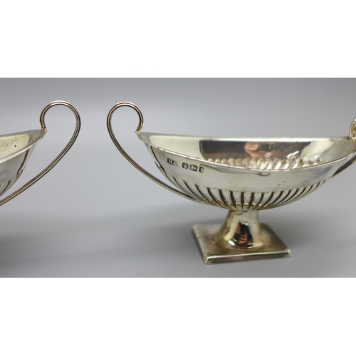 878 - A pair of silver salts with matching spoons, Sheffield 1900, 75g