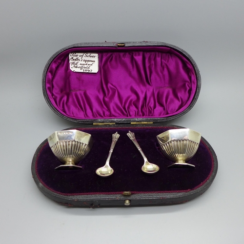 895 - A pair of silver salts with a pair of Victorian silver salt spoons, cased, 54g