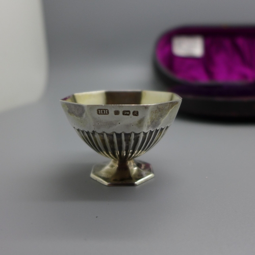 895 - A pair of silver salts with a pair of Victorian silver salt spoons, cased, 54g