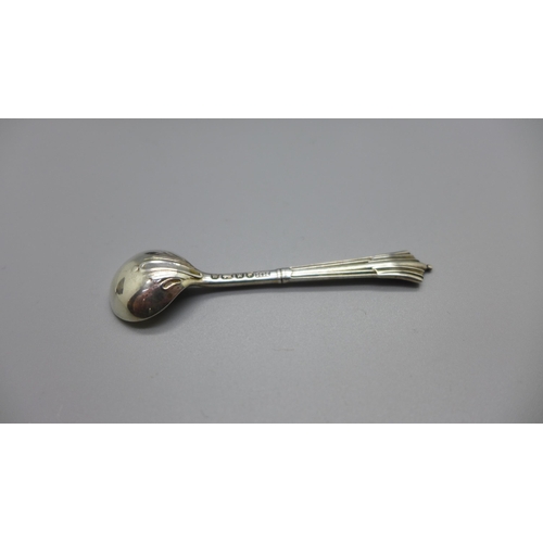 895 - A pair of silver salts with a pair of Victorian silver salt spoons, cased, 54g