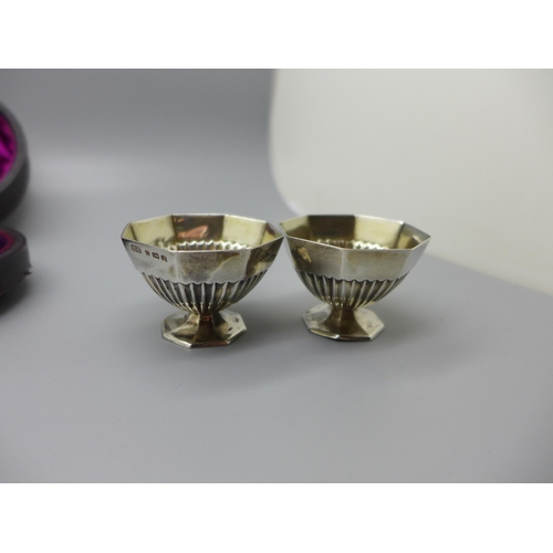 895 - A pair of silver salts with a pair of Victorian silver salt spoons, cased, 54g